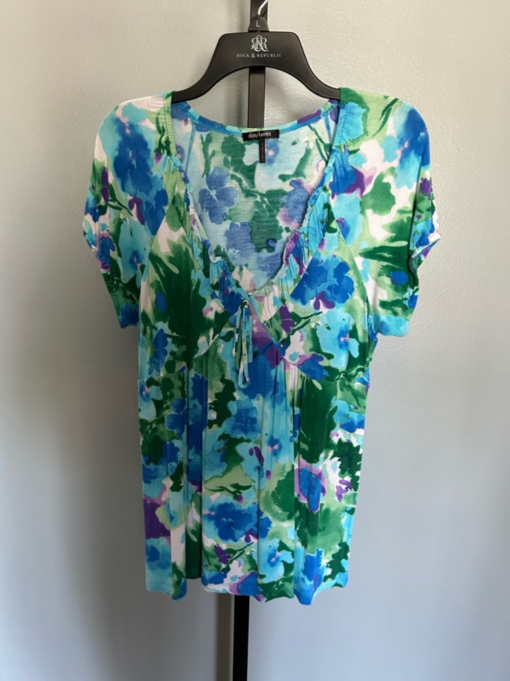 Daisy Fuentes Blue Green Floral V-Neck Tie Short Sleeve Top